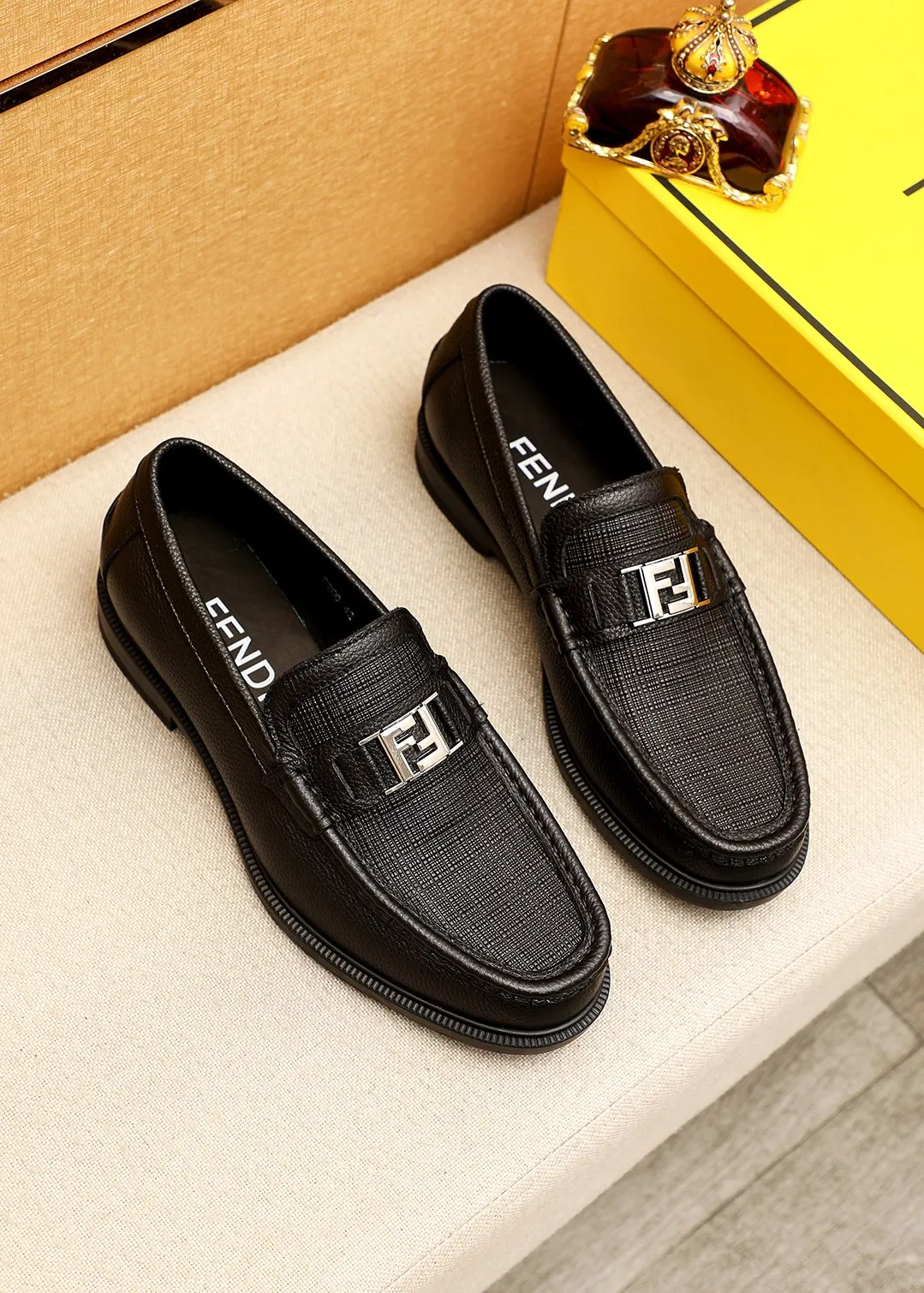 Men's shoes 💰460 💐 Product trademark: FENDI [Fendi] casual leather shoes Regular size: 38-44 (45🉑️customized) Product materials: Selected imported first-layer cross-grain cowhide leather upper + luxury hardware buckle, imported cowhide lining. Strong three-dimensional visual effect, original outsole color: 1⃣️color optional